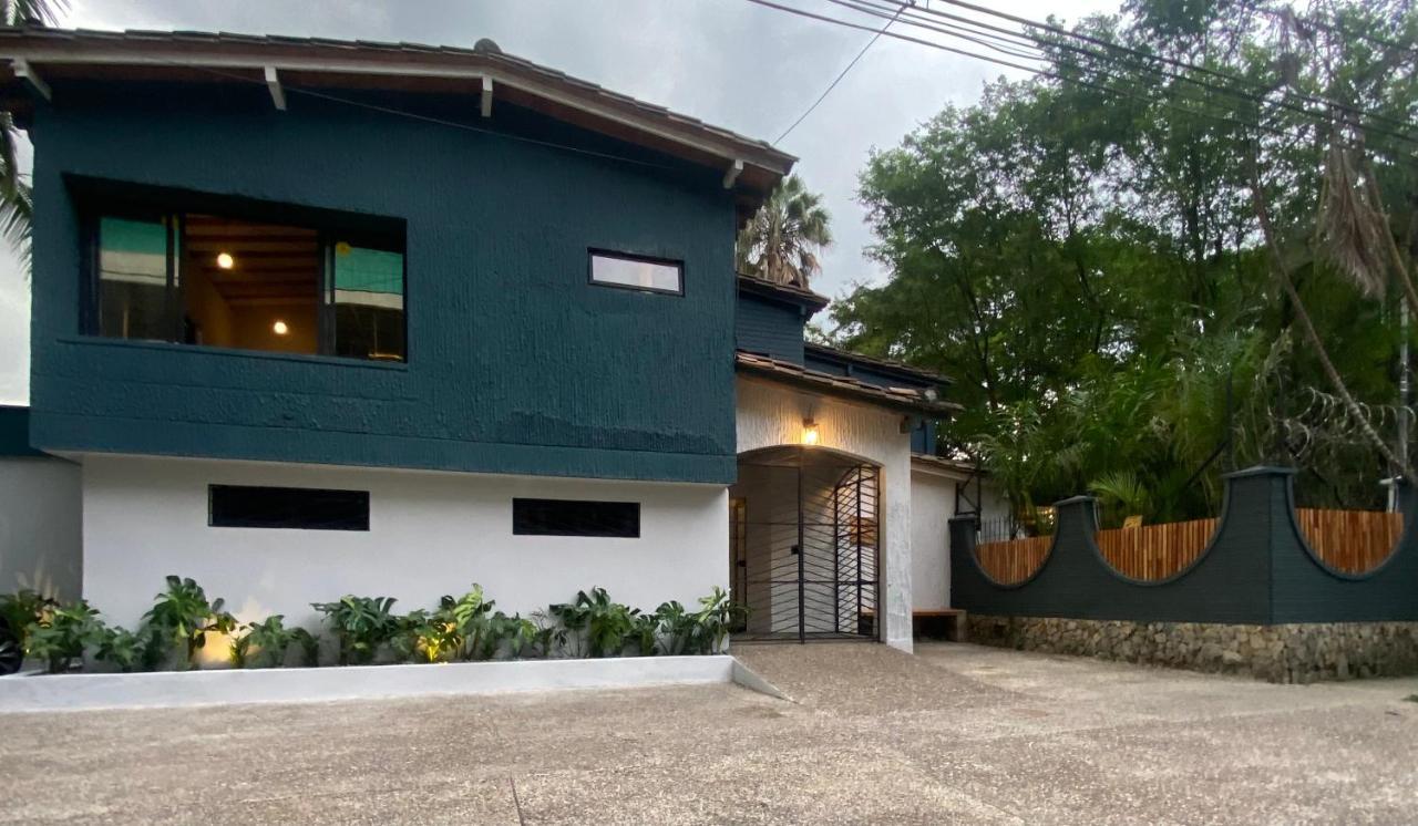Отель Casa Mosaiko Patio Bonito Медельин Экстерьер фото